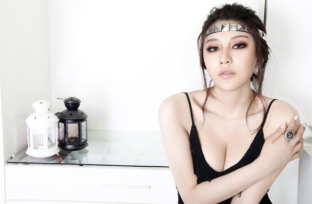 The top model of the US Air Force, Huang Jiaxi, is glamorous and sexy.
