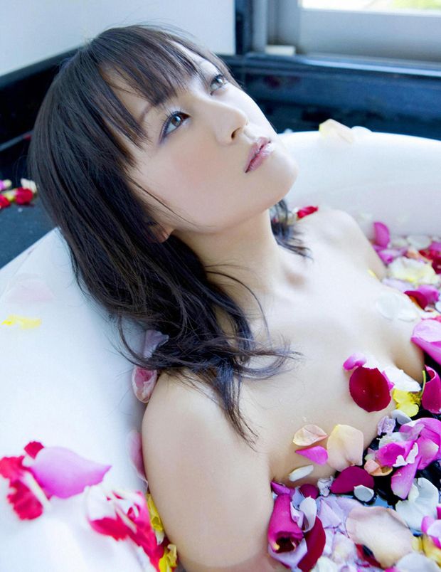 Sexy Ayaka Komatsu miniskirt never leaves the petal bath.