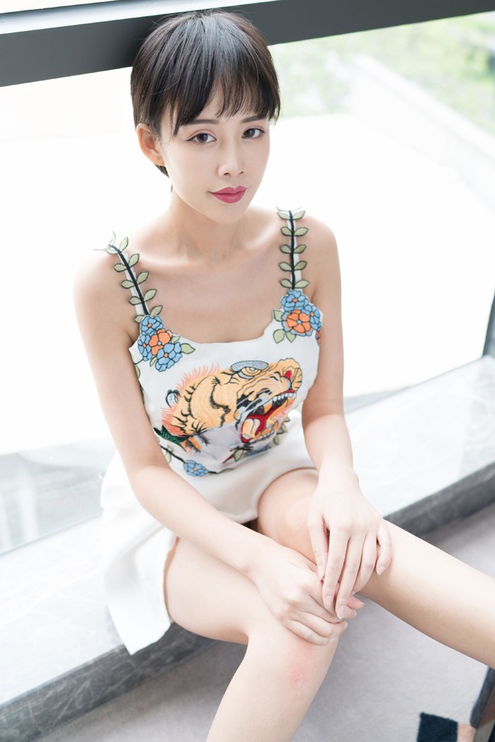Breast tender model Zhou Zhou's hot figure makes people want to stop.